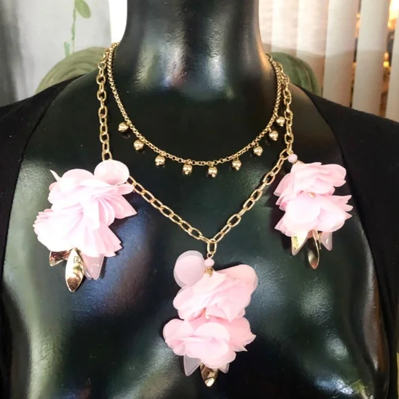 LILLY PULITZER NECKLACE 🩷 CASCADING PETALS- SOFT PINK TROPICS NECKLACE/GOLD - Picture 3 of 15